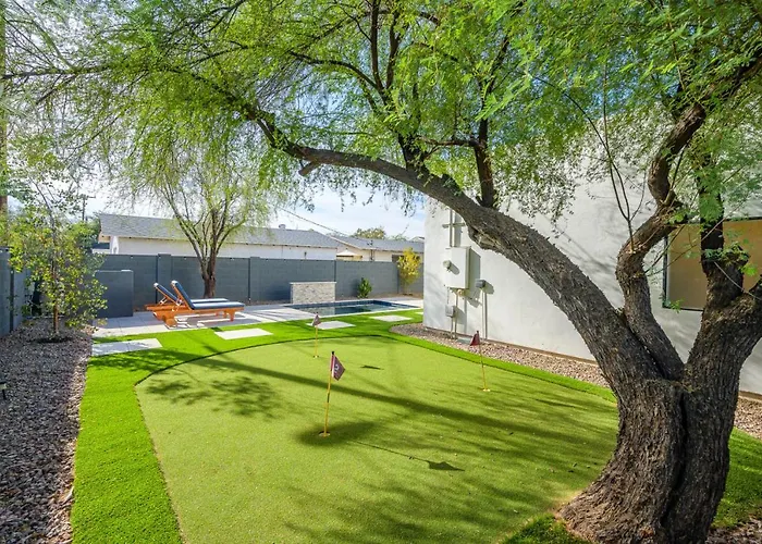 Holiday home Epic 4br With Mini-golf And Pool - Near Downtown