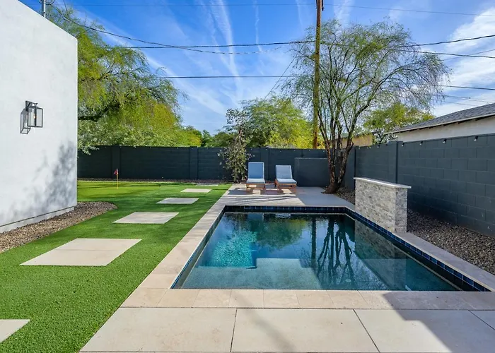 Holiday home Epic 4br With Mini-golf And Pool - Near Downtown *