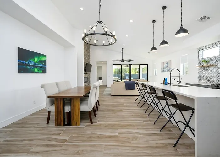 Epic 4br With Mini-golf And Pool - Near Downtown *