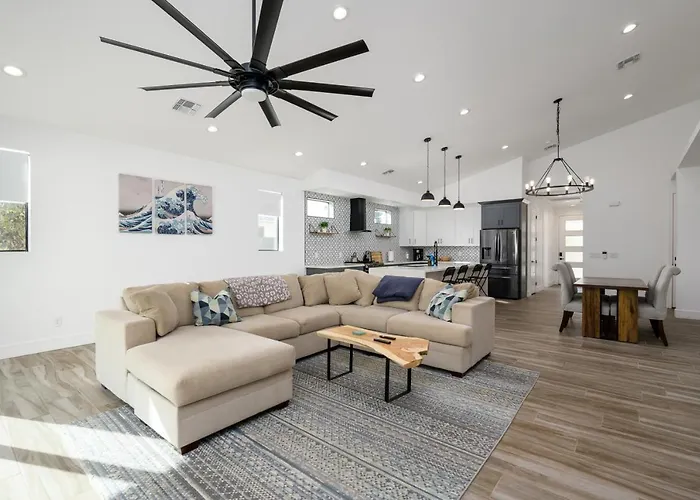 Holiday home Epic 4br With Mini-golf And Pool - Near Downtown *