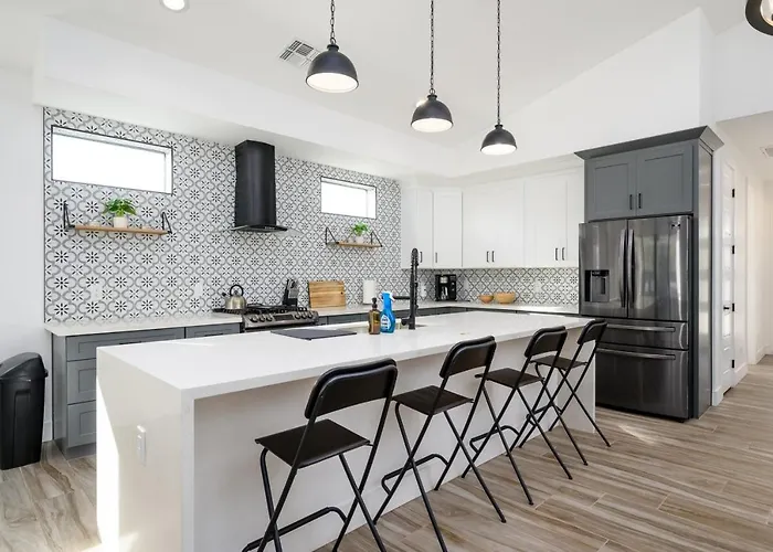 Epic 4br With Mini-golf And Pool - Near Downtown Phoenix