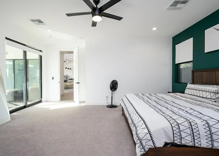 Epic 4br With Mini-golf And Pool - Near Downtown Holiday home *