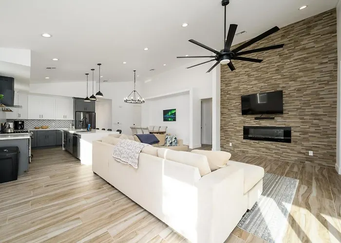 Epic 4br With Mini-golf And Pool - Near Downtown Holiday home Phoenix