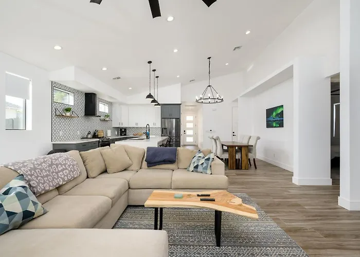 Epic 4br With Mini-golf And Pool - Near Downtown