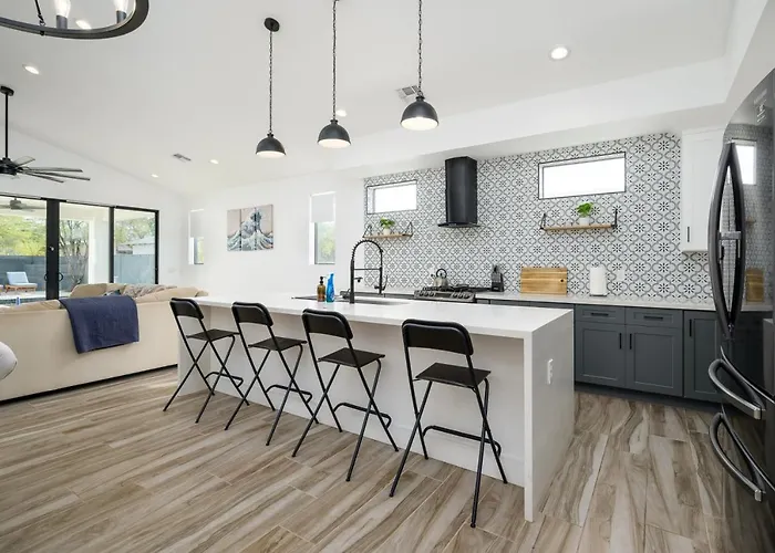 Holiday home Epic 4br With Mini-golf And Pool - Near Downtown