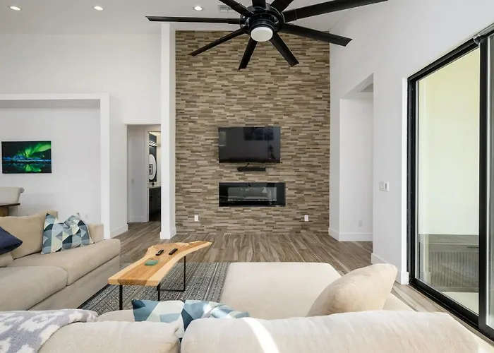 Epic 4br With Mini-golf And Pool - Near Downtown