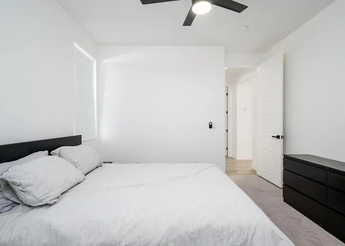 Epic 4br With Mini-golf And Pool - Near Downtown Holiday home