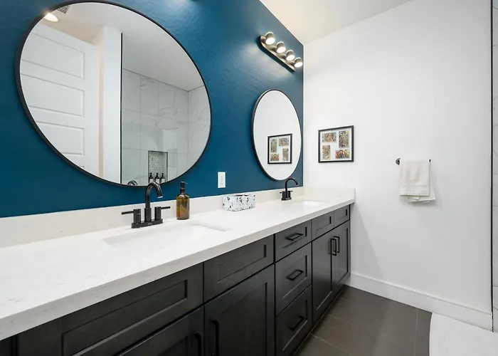 Epic 4br With Mini-golf And Pool - Near Downtown Holiday home *