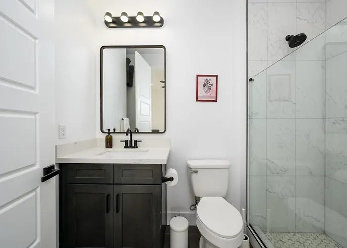 Epic 4br With Mini-golf And Pool - Near Downtown